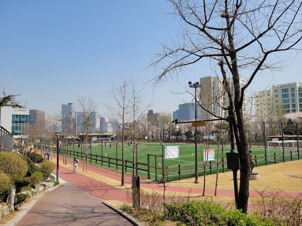 球迷间激起 球迷间激起